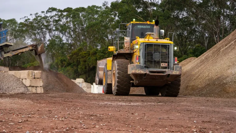 About - Excavator short arm - medium shot from behind- 1400px